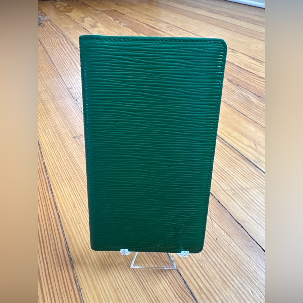 Authentic Louis Vuitton Green Epi wallet-paint has been touched up on int/ext - Picture 2 of 13